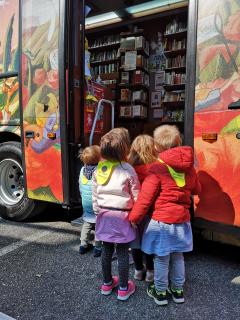 Z bibliobusom na obisku v vrtcih Števerjan in Pevma